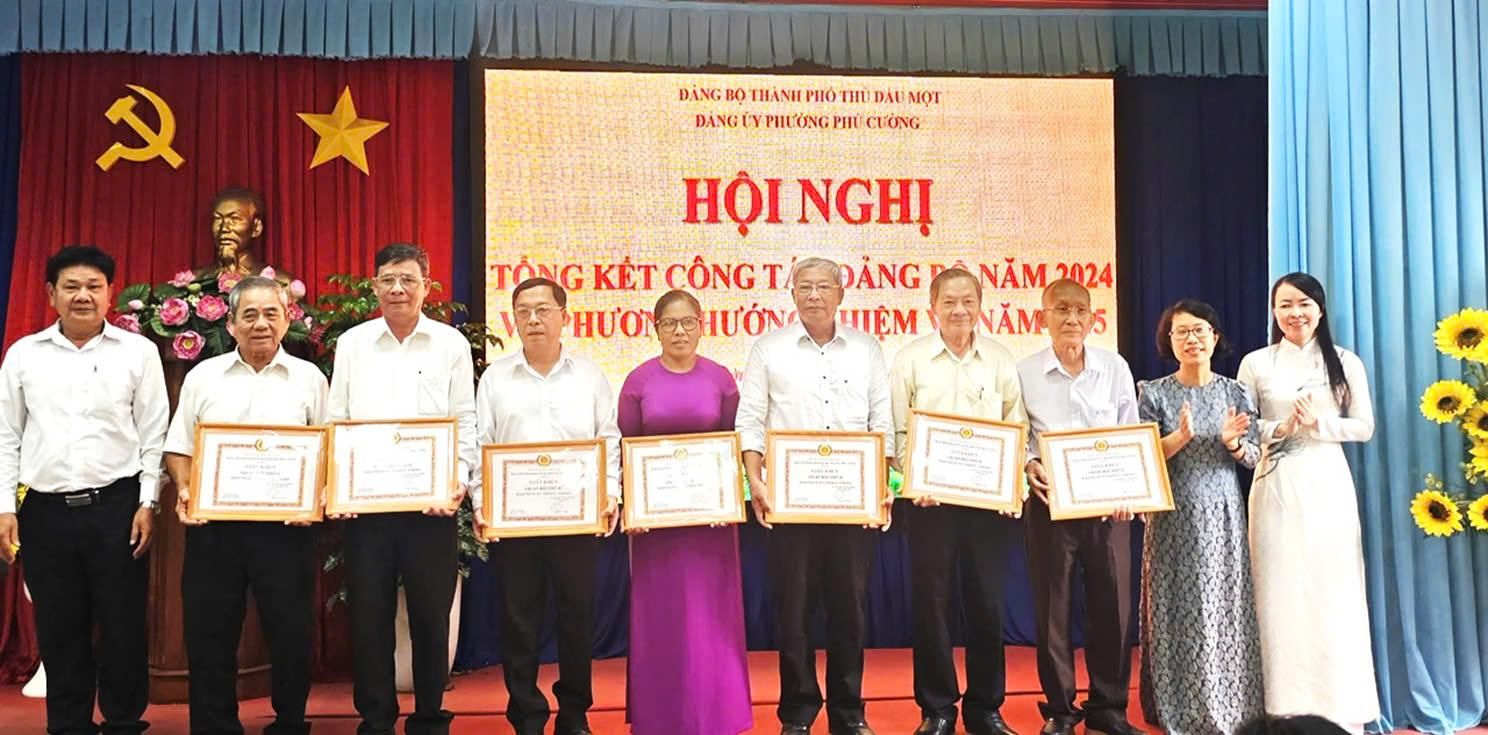 A group of people holding certificatesDescription automatically generated