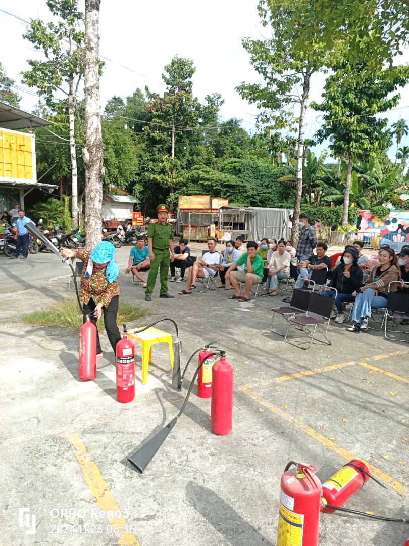 A group of people sitting on a bench outsideDescription automatically generated