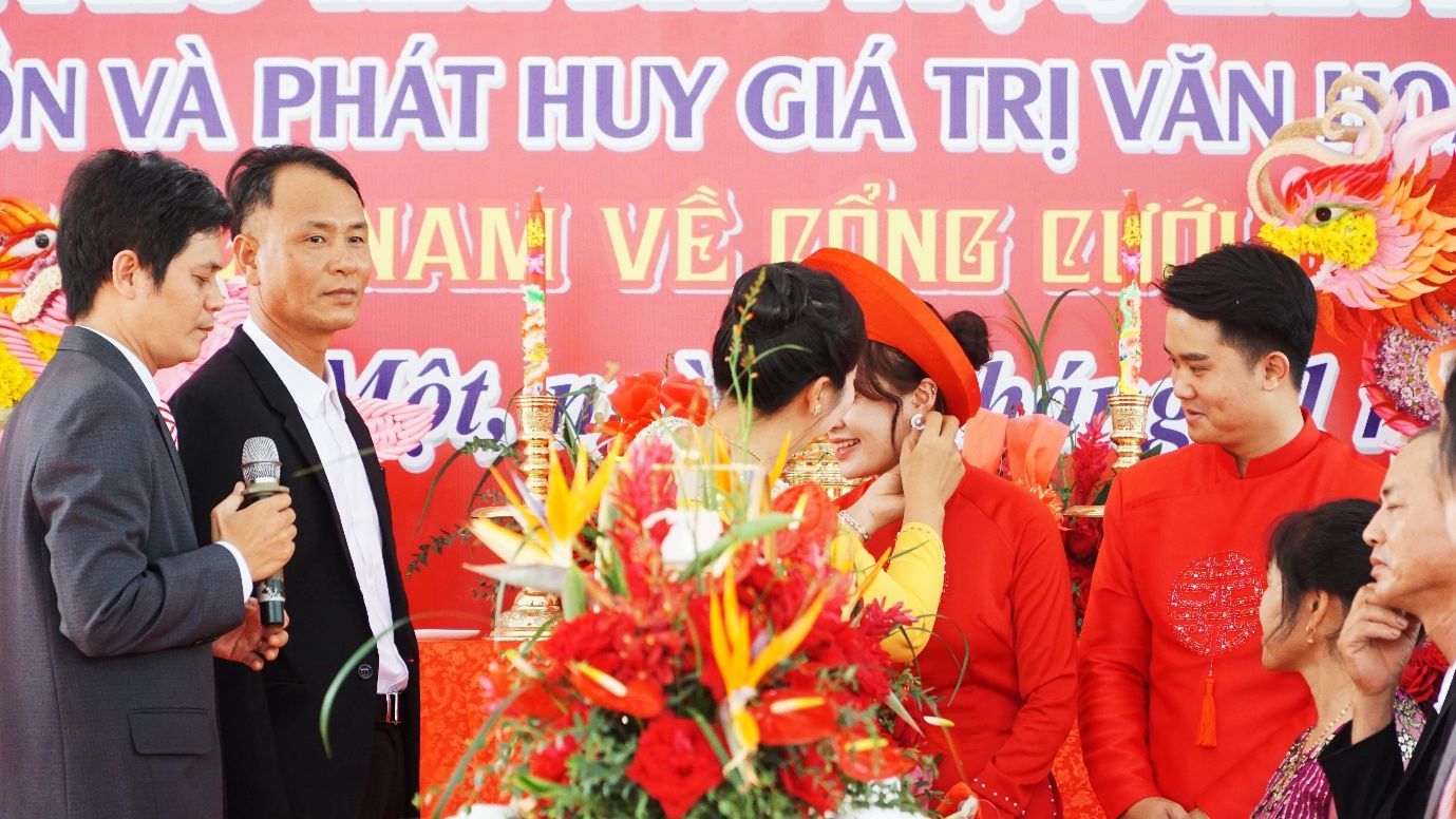 A group of people standing in front of a signDescription automatically generated