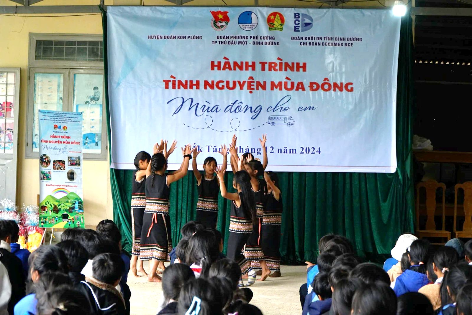 Có thể là hình ảnh về 12 người và văn bản