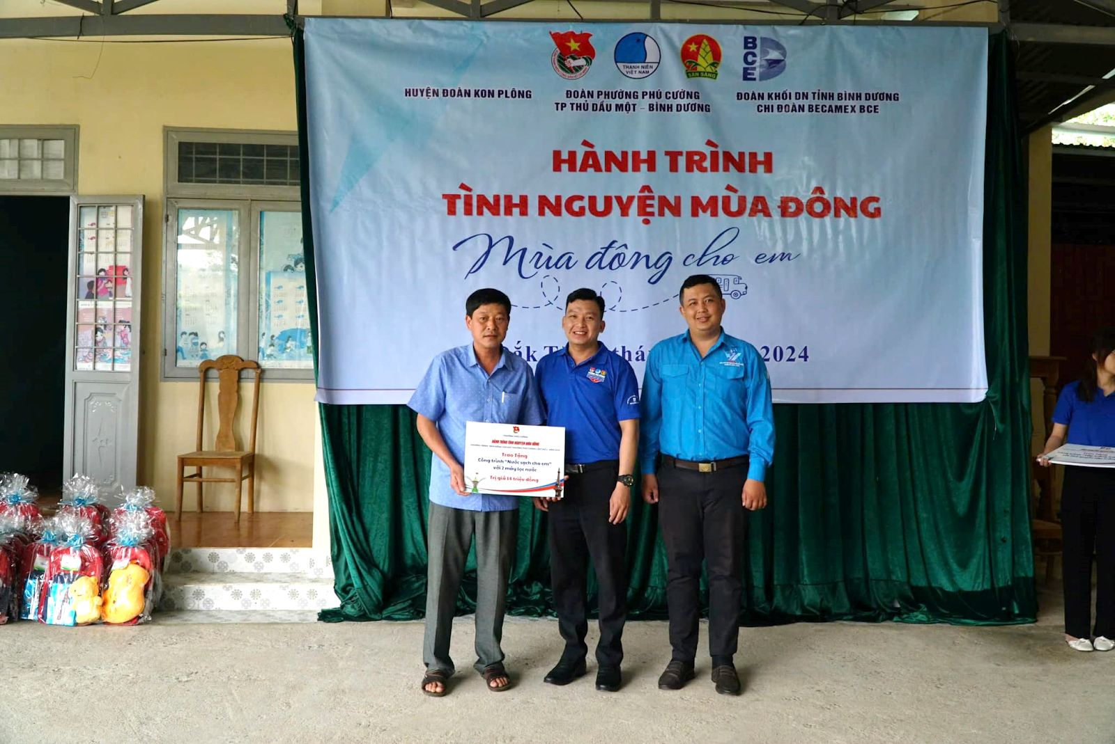 Có thể là hình ảnh về 4 người và văn bản