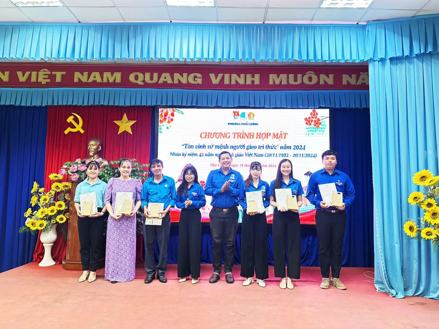 Có thể là hình ảnh về 9 người và văn bản