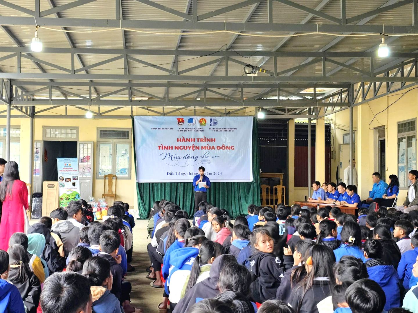 Có thể là hình ảnh về 5 người, mọi người đang học, cái bục và văn bản