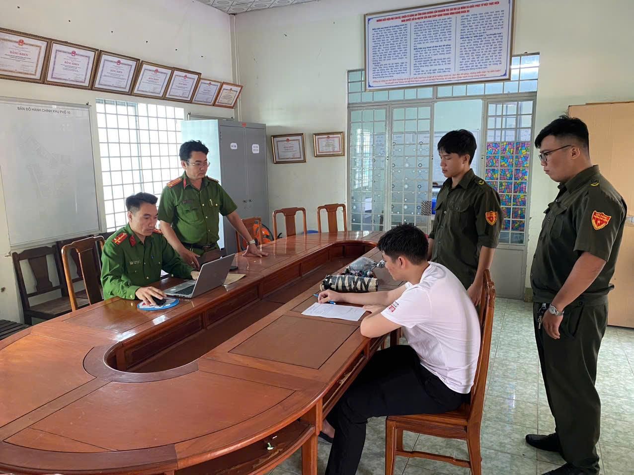 C:\Users\User\Downloads\Tàn trữ pháo trái phép\z6147615967027_281181c53ac017e2c5b032270ad2ab49.jpg