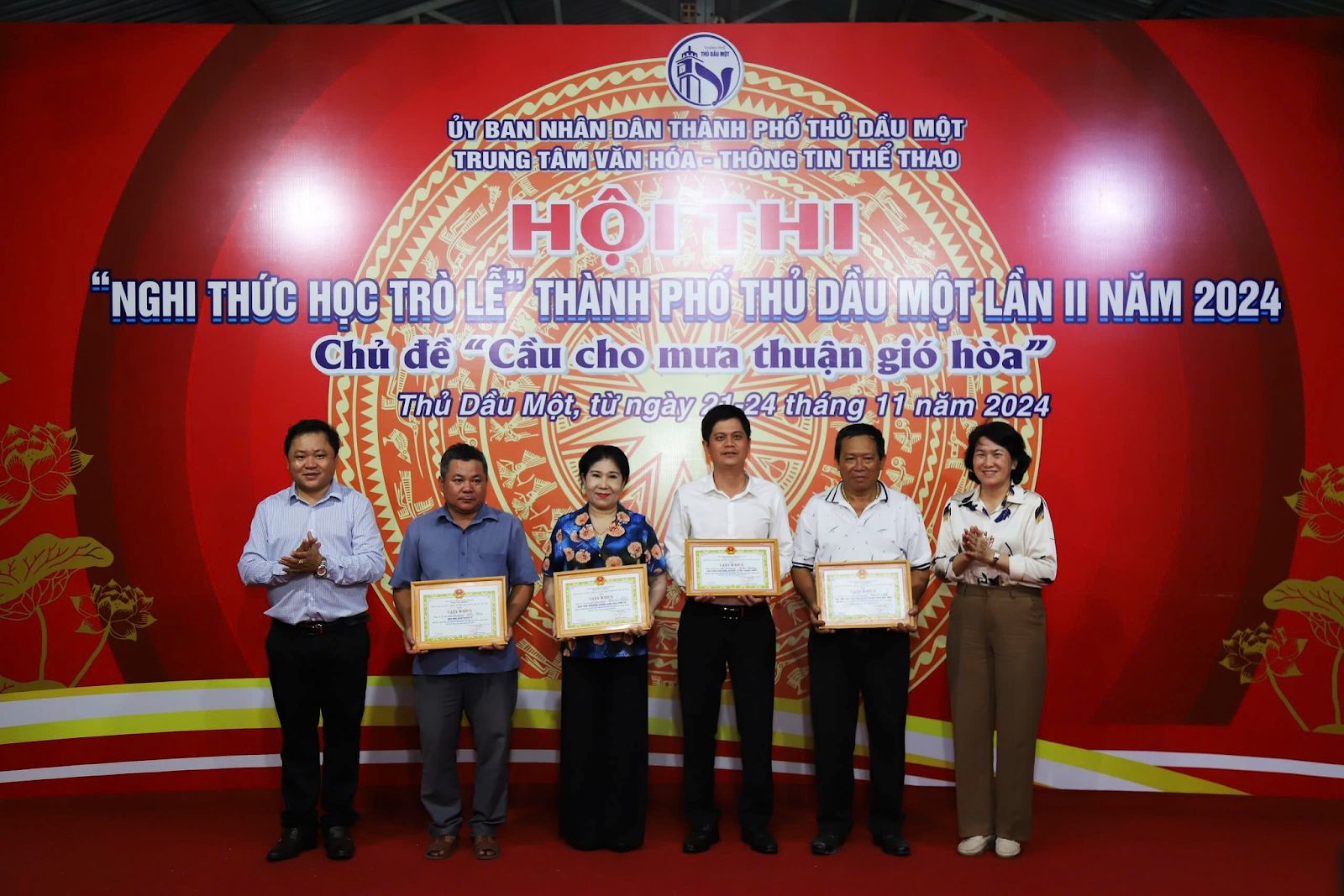Có thể là hình ảnh về 6 người và văn bản cho biết 'ỦY ỦYBAN NHÂN NHÂNDÂN ĐÂN THÀNH PHỐ THỦ DẦU MỘT TRUNG TÂM VĂN HÓA THÔNG TIN THỂ THAO HỘITHI THI HÔI "NGHI THỨC HOC TRÒ THÀNH PHỐ THỦ DẦU MỘT LẦN II NĂM 2024 Chủ để Cầu cho Cầucho mưa thuận gió hòa" 産 之 Thủ Dầu Một, từngày 21-24 tháng 11 năm 2024'