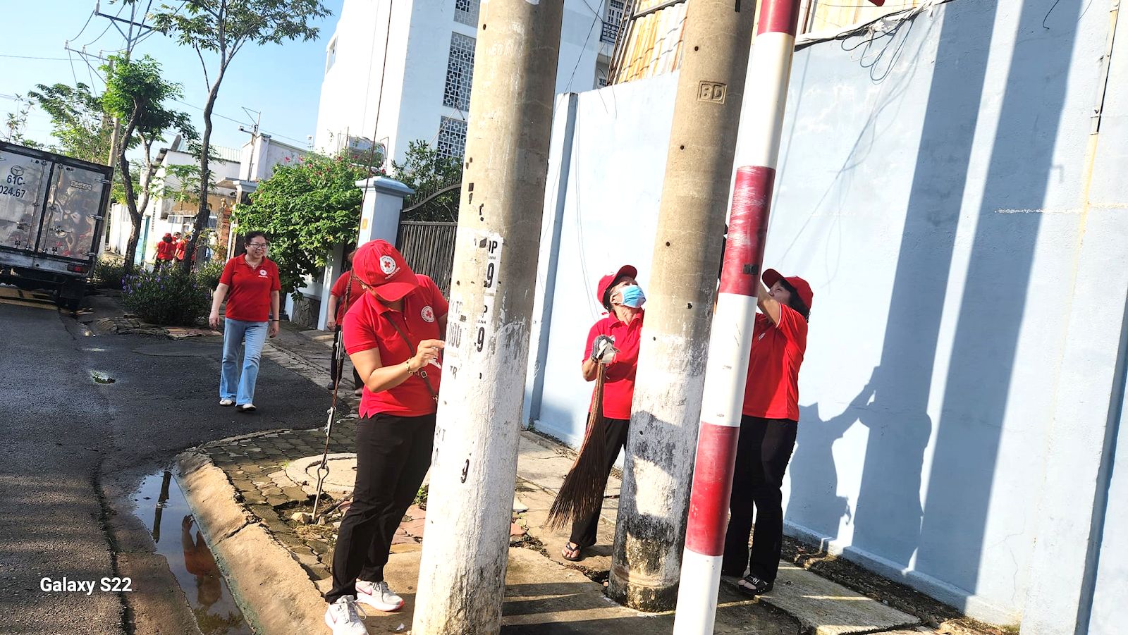Có thể là hình ảnh về 4 người và đường phố