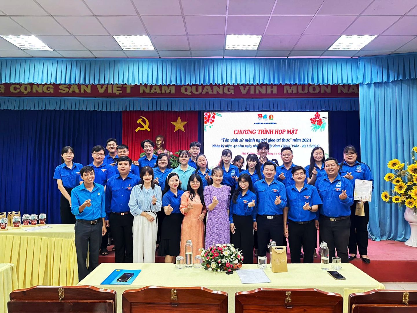 Có thể là hình ảnh về 5 người, cái bục và văn bản