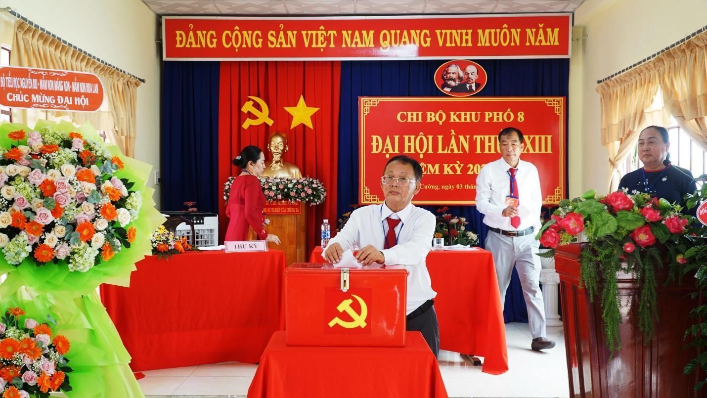 F:\USB PHUONG PHU CUONG\Hinh Hoat dong Dang uy - HDND - UBND - MTTQ\Dang uy\DH DANG BO 2025 - 2030\Hình Đại hội các chi bộ\Khu 8_03-11-2024\Bầu cử và Ra mắt Đại hội_Đại biểu dự cấp trên\DSC07553.JPG