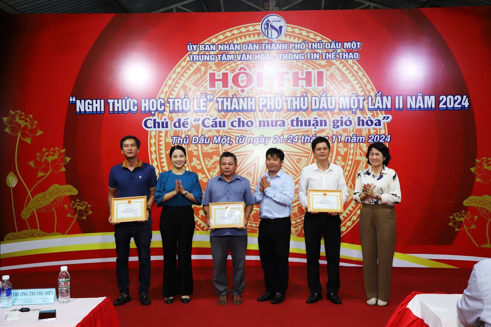 Có thể là hình ảnh về 6 người, cái bục và văn bản