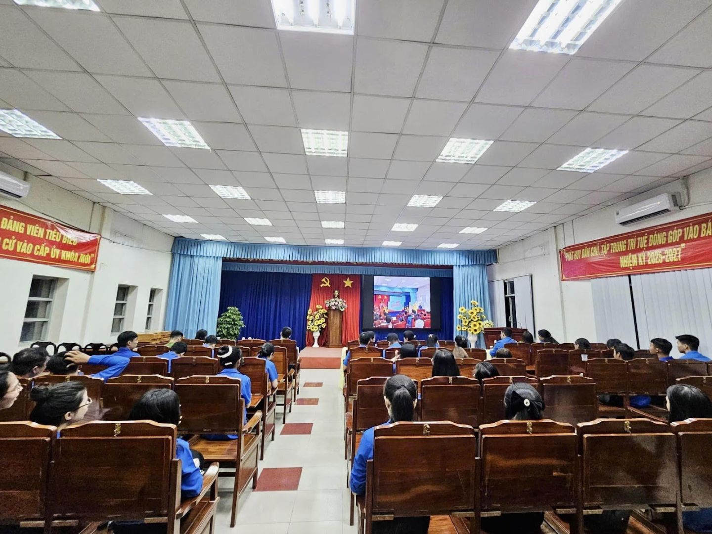 C:\Users\User\Downloads\Thư mục mới (2)\468405963_973143068193361_2263974225153960068_n.jpg
