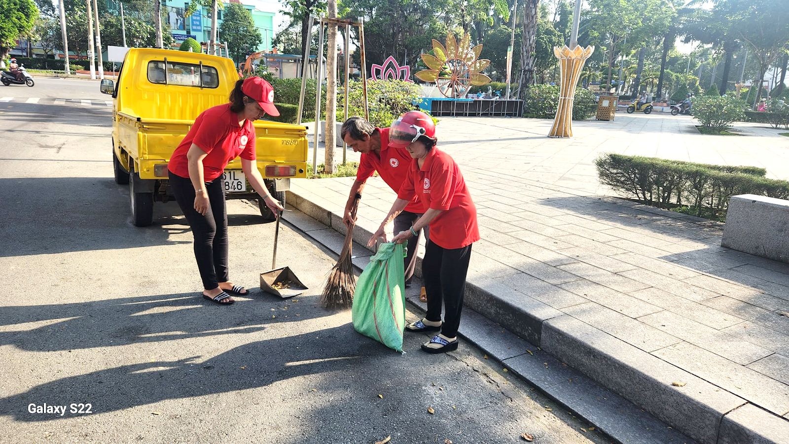Có thể là hình ảnh về 3 người, đường phố và đường