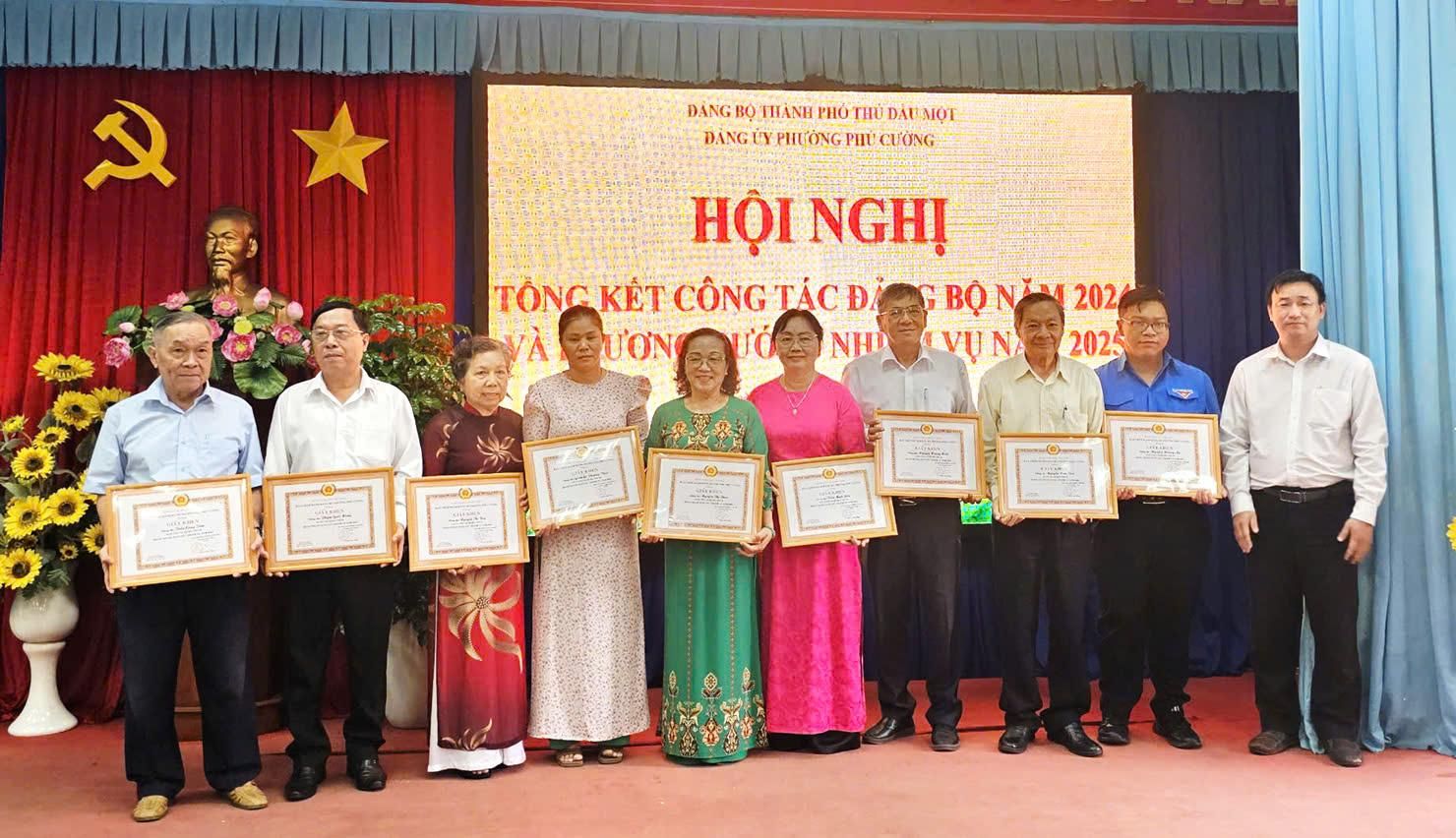 A group of people holding certificatesDescription automatically generated