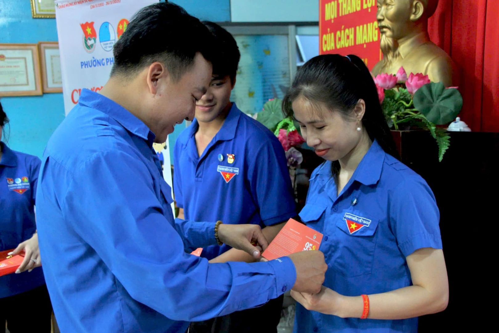 Có thể là hình ảnh về 3 người và văn bản cho biết '* 三 PHƯÒNGPH CACИ CİNCÁCHMANG MẠNG'