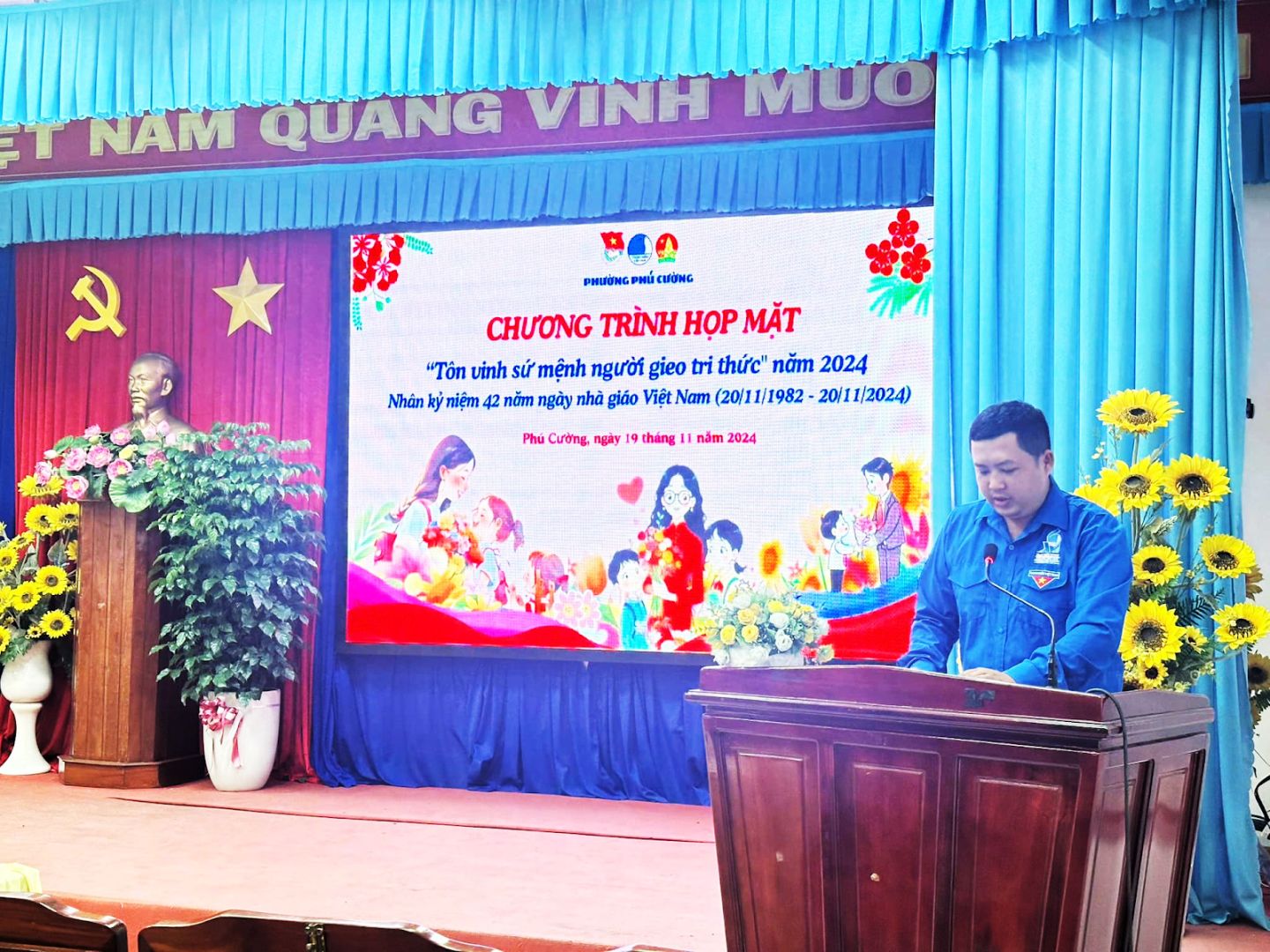 Có thể là hình ảnh về 1 người, cái bục và văn bản