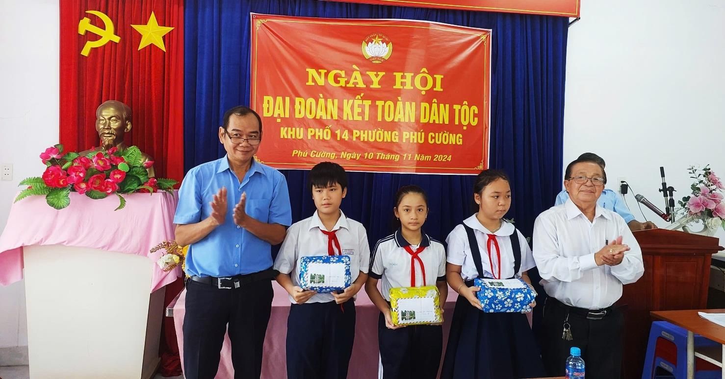 C:\Users\User\Downloads\Đại đoàn kết 2024\Khu 14\z6017321869213_398294c73734cce17e4dc728020abc9a.jpg
