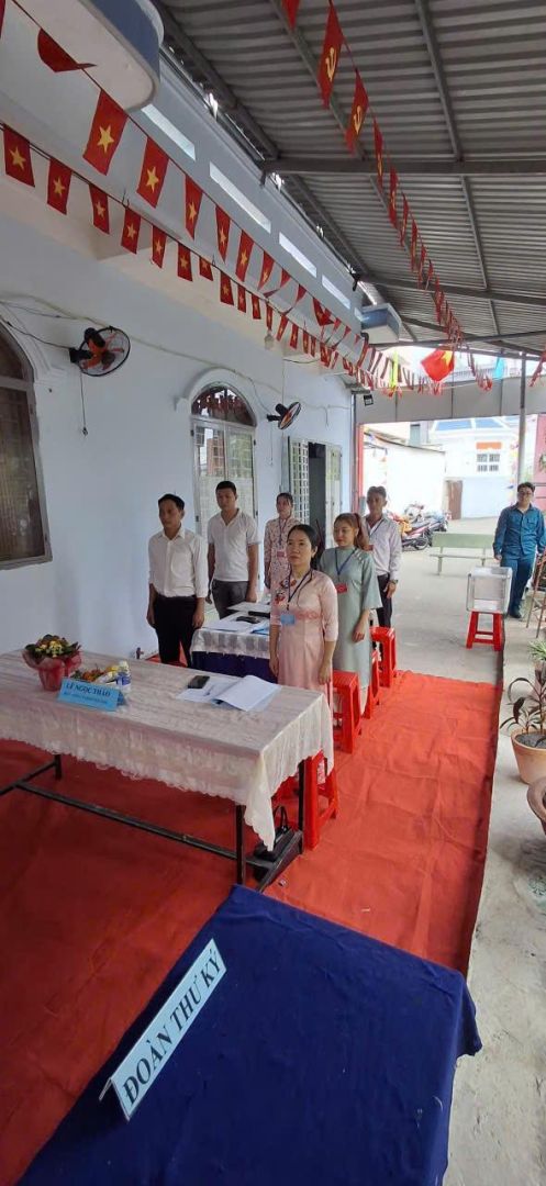 A group of people standing in a lineDescription automatically generated