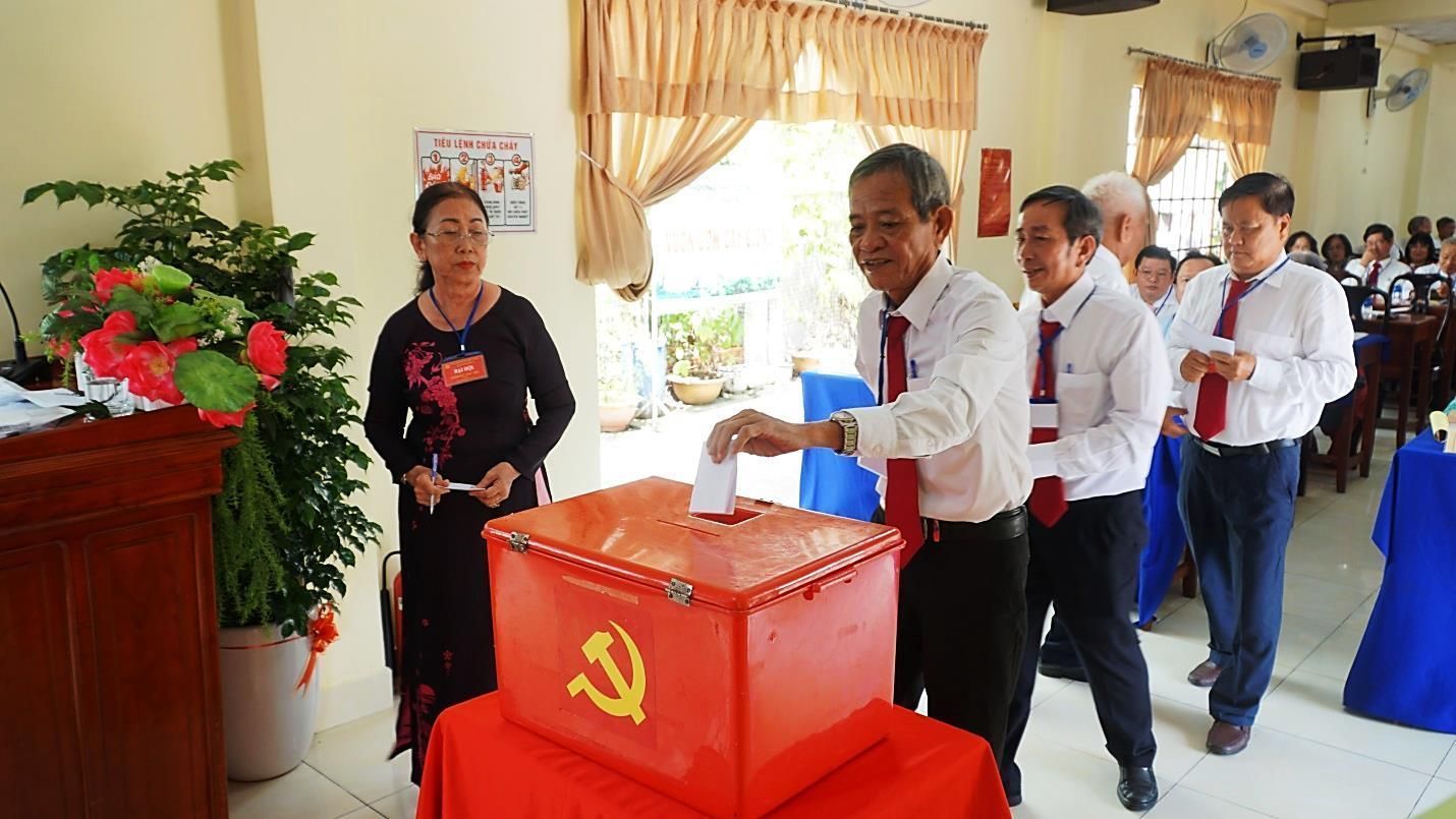 F:\USB PHUONG PHU CUONG\Hinh Hoat dong Dang uy - HDND - UBND - MTTQ\Dang uy\DH DANG BO 2025 - 2030\Hình Đại hội các chi bộ\Khu 8_03-11-2024\Bầu cử và Ra mắt Đại hội_Đại biểu dự cấp trên\DSC07621.JPG