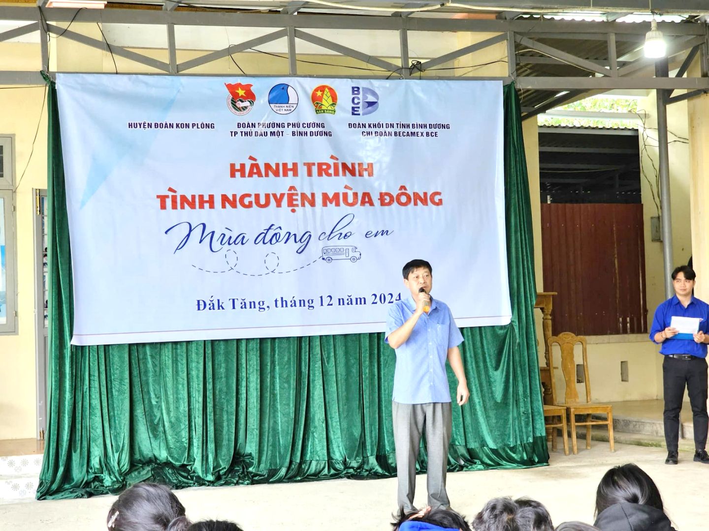 Có thể là hình ảnh về 5 người và văn bản