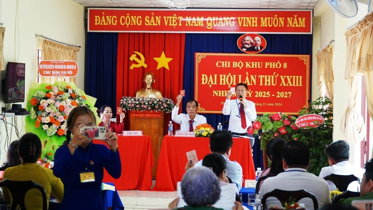 F:\USB PHUONG PHU CUONG\Hinh Hoat dong Dang uy - HDND - UBND - MTTQ\Dang uy\DH DANG BO 2025 - 2030\Hình Đại hội các chi bộ\Khu 8_03-11-2024\Bầu cử và Ra mắt Đại hội_Đại biểu dự cấp trên\DSC07633.JPG