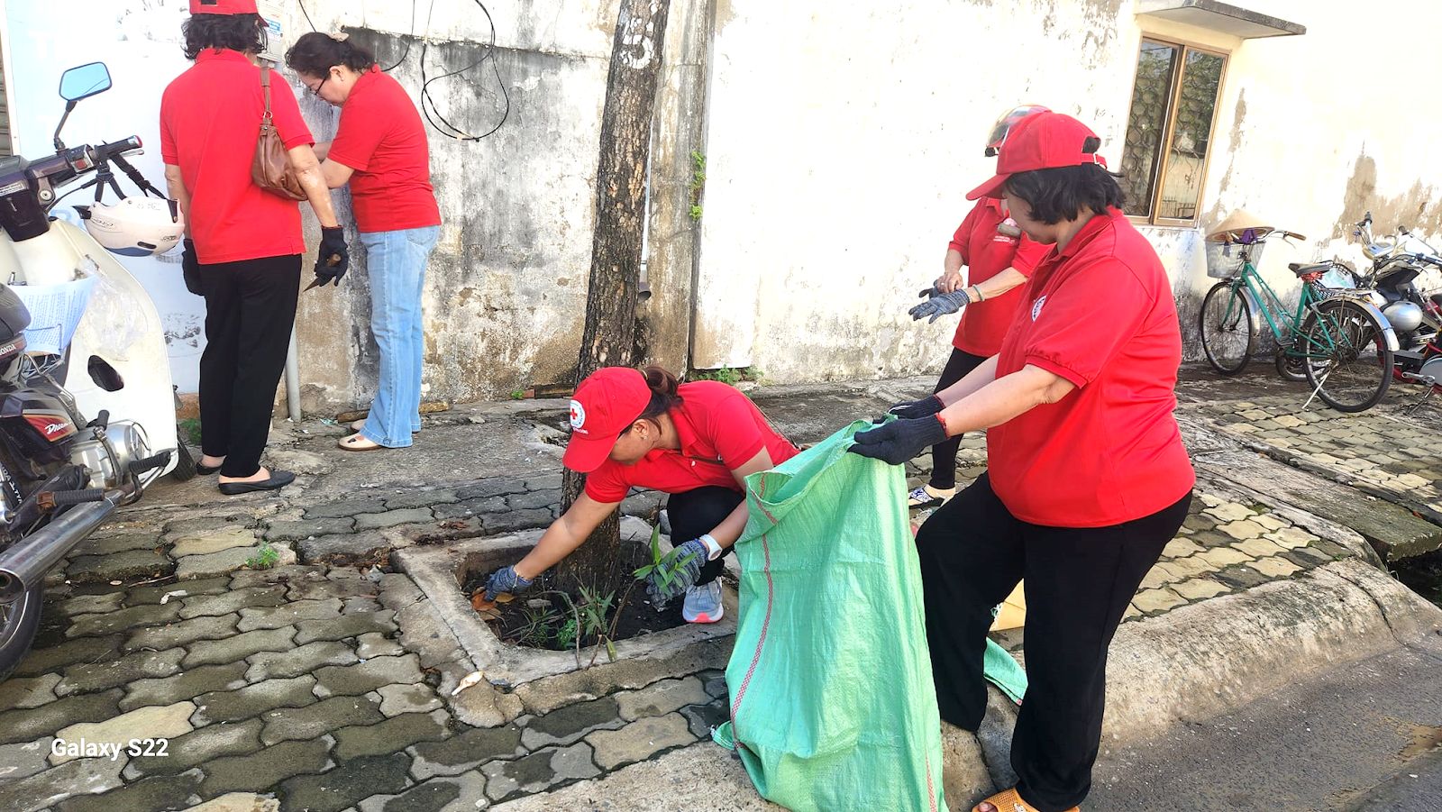 Có thể là hình ảnh về 4 người và xe môtô