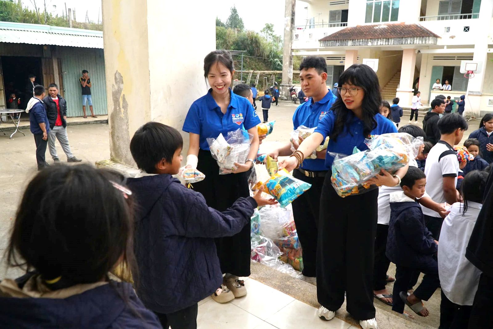 Có thể là hình ảnh về 11 người, bệnh viện và văn bản