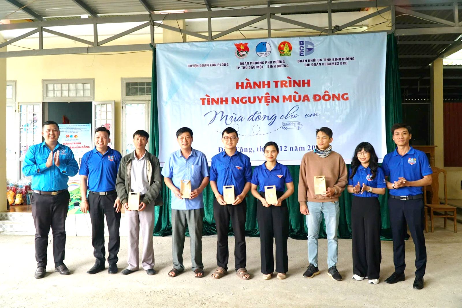 Có thể là hình ảnh về 9 người và văn bản
