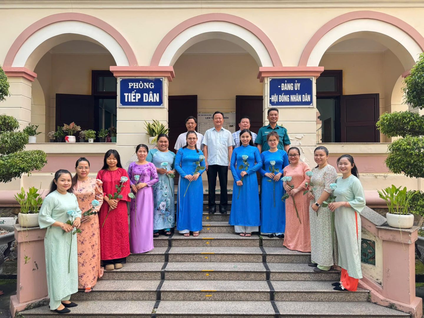 Có thể là hình ảnh về 13 người và văn bản cho biết 'PHÒNG TIẾP TIẾPDÂN DÂN -ĐANG ỦY -HỘIBÓNGNHANDÂN -HỘI BÓNG NHÂN DÂN'