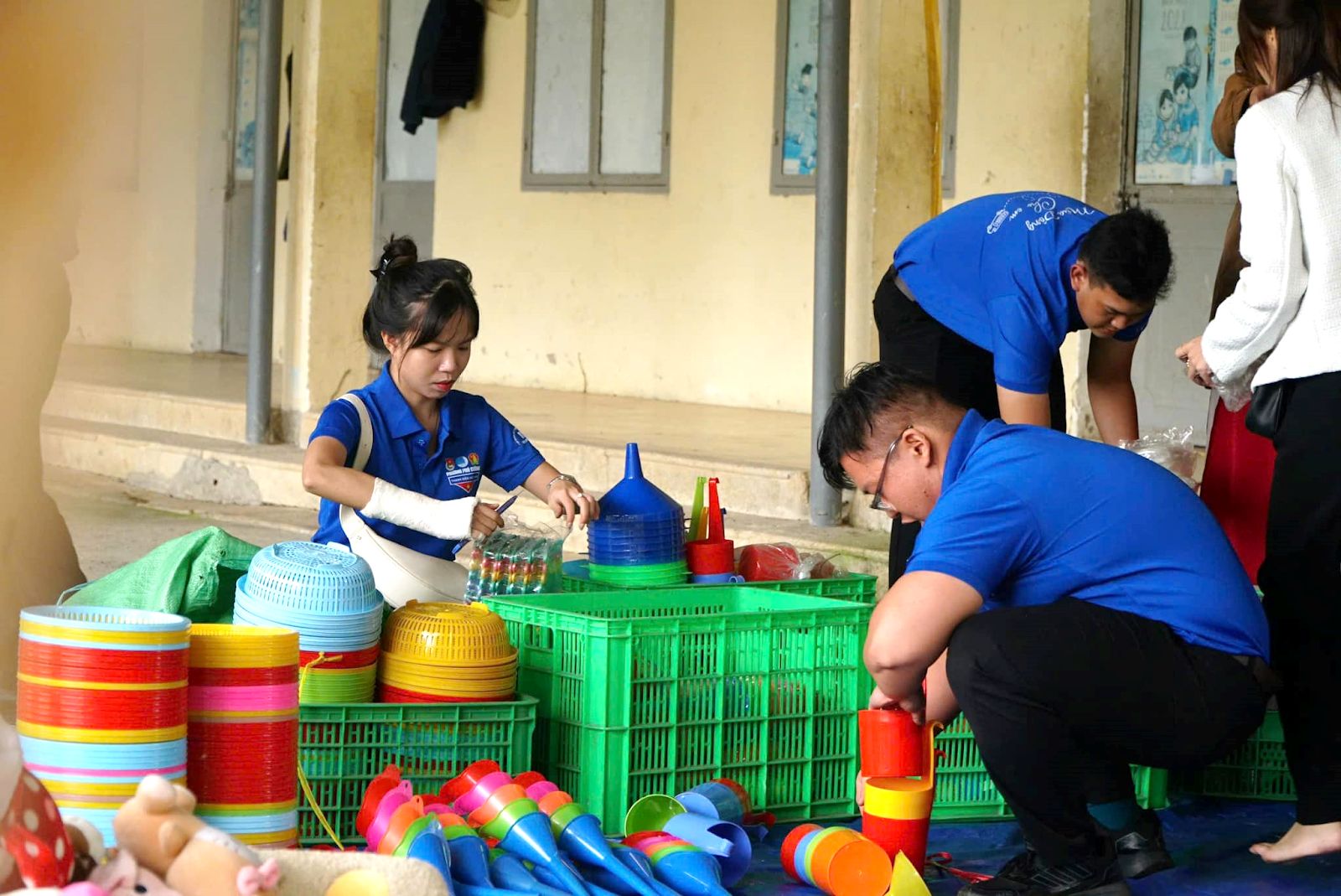 Có thể là hình ảnh về 4 người, trẻ em và đồ chơi trẻ em