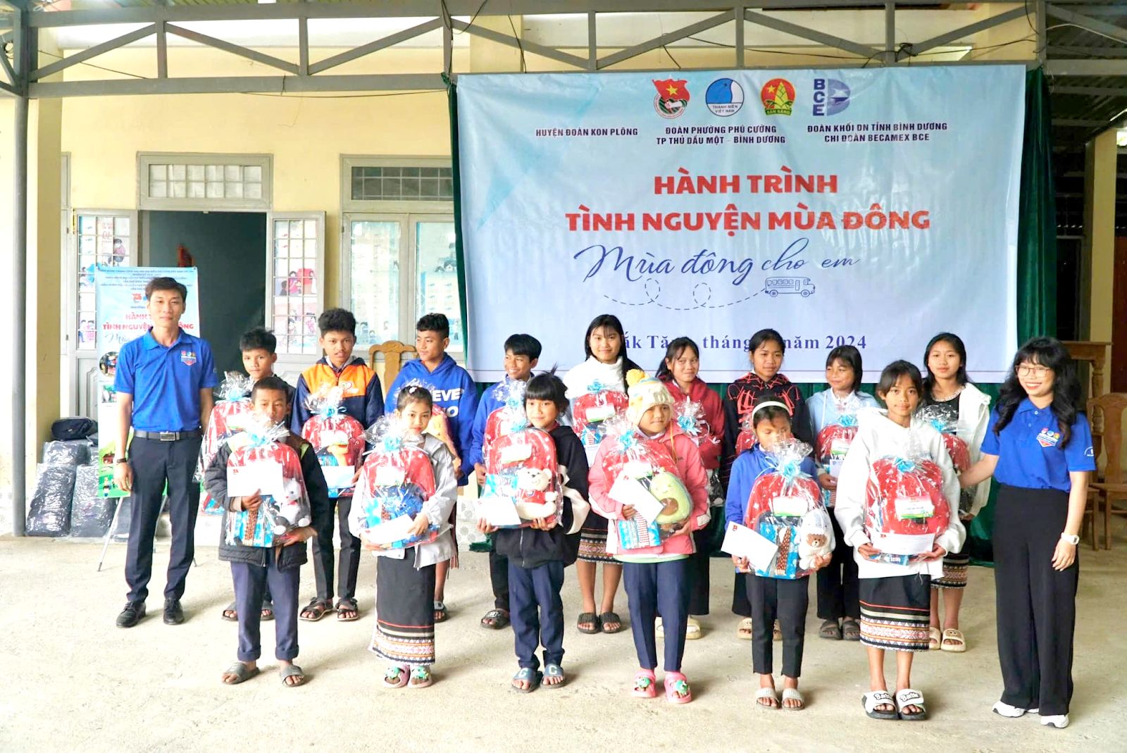 Có thể là hình ảnh về 10 người và văn bản