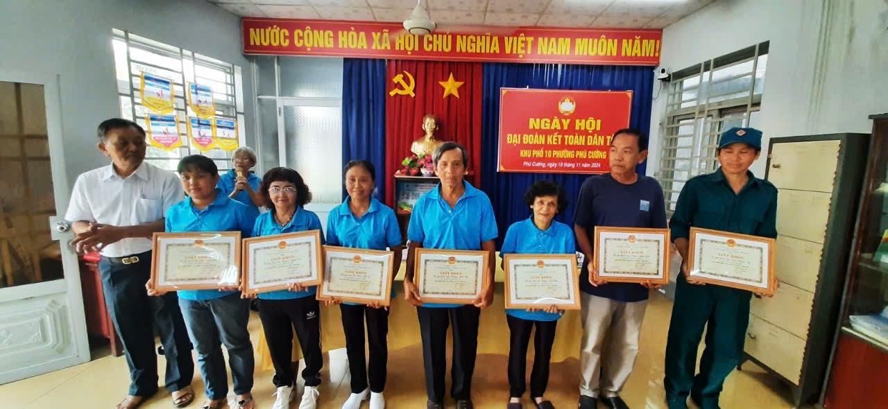 C:\Users\User\Downloads\Đại đoàn kết 2024\Khu 10\z6018435807606_31fa3d35ed9a033b7d8973b7ef229648.jpg
