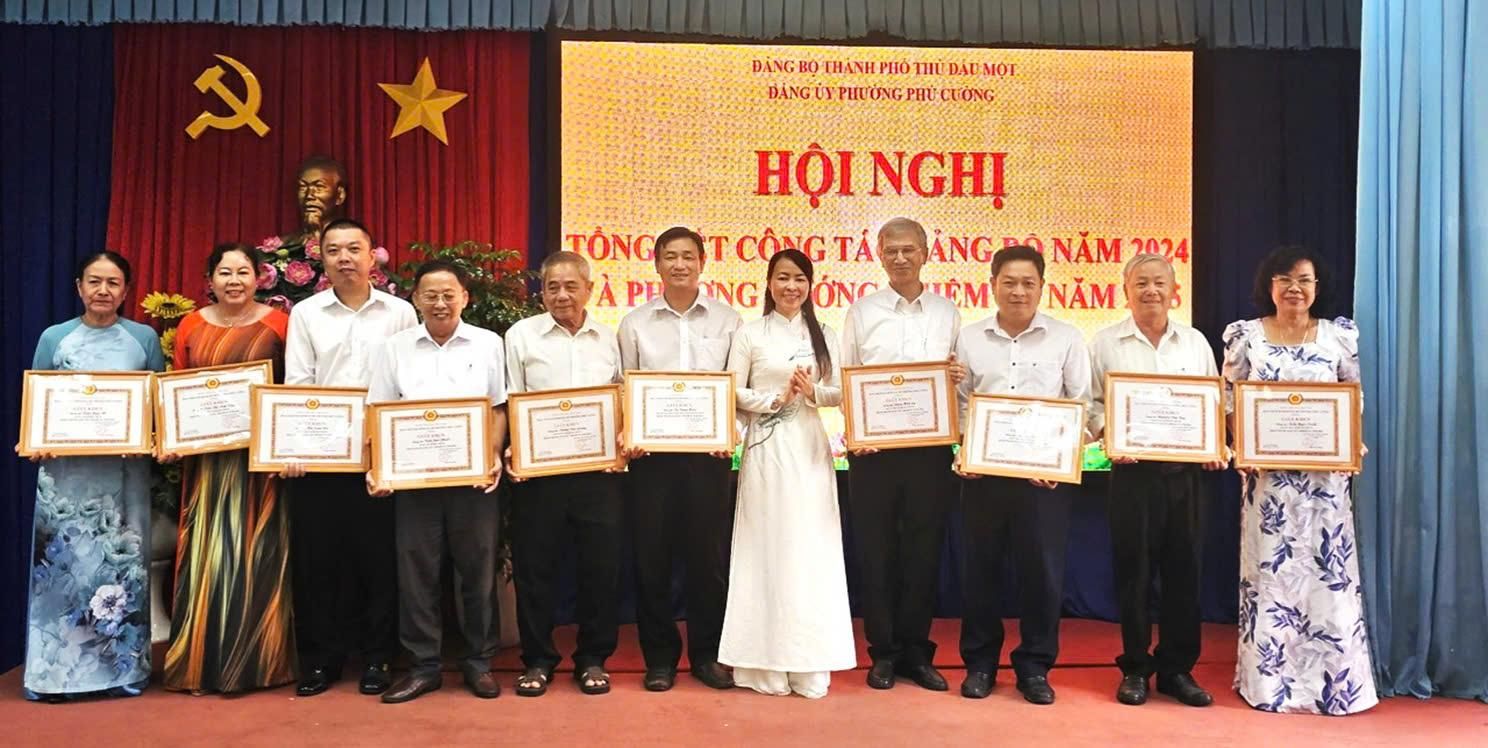 A group of people holding certificatesDescription automatically generated