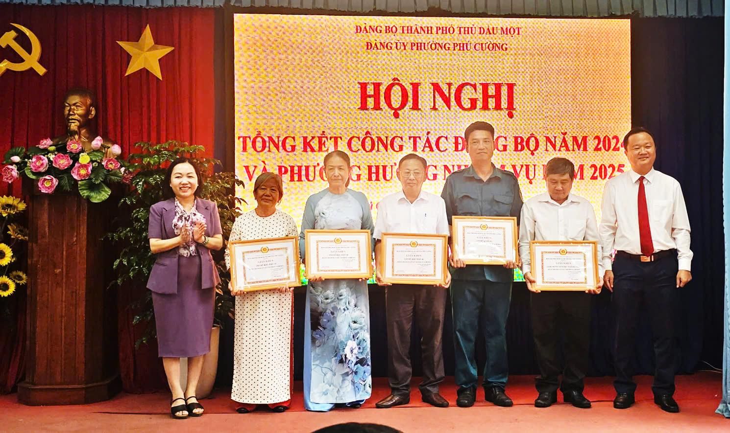A group of people holding certificatesDescription automatically generated