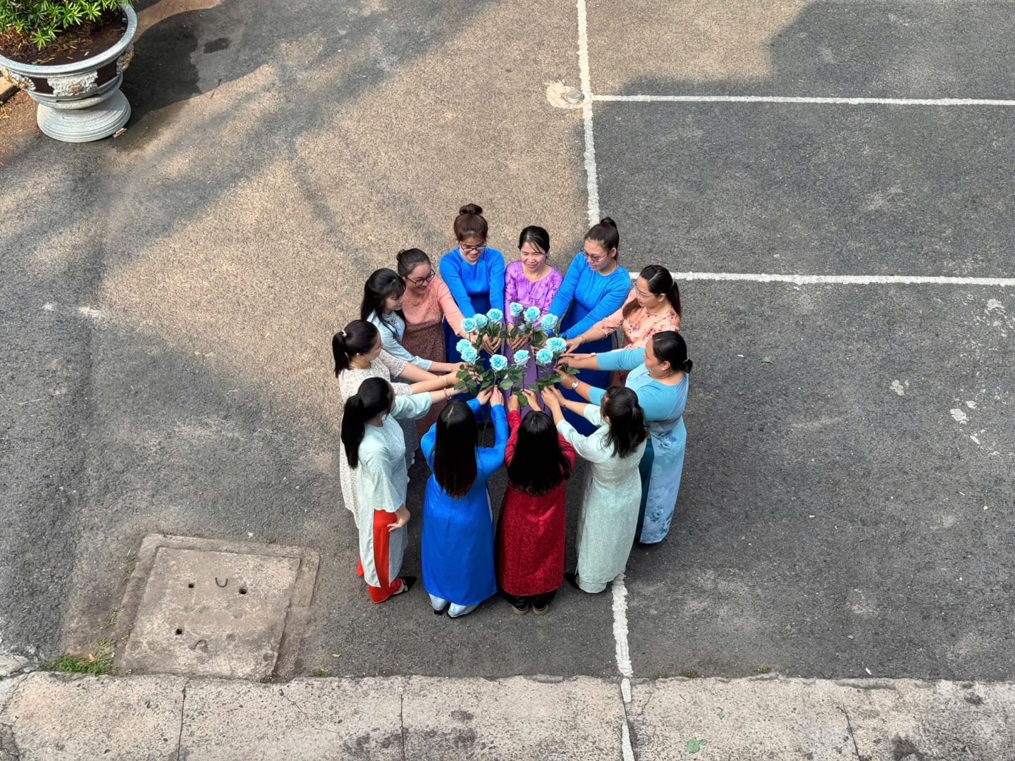 Có thể là hình ảnh về 4 người và đám cưới