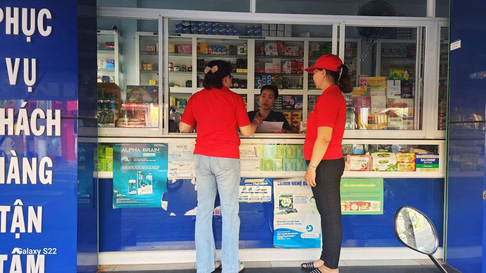 Có thể là hình ảnh về 2 người và văn bản