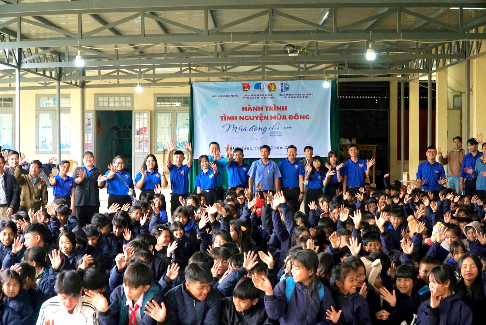 Có thể là hình ảnh về 2 người, đám đông và văn bản