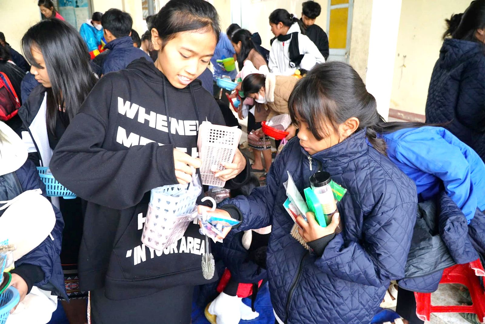 Có thể là hình ảnh về 8 người, mọi người đang học và văn bản