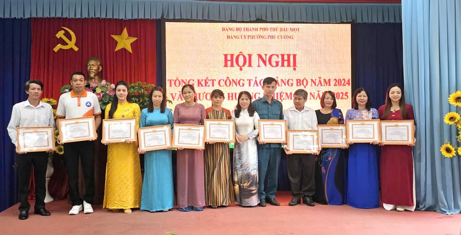 A group of people holding certificatesDescription automatically generated