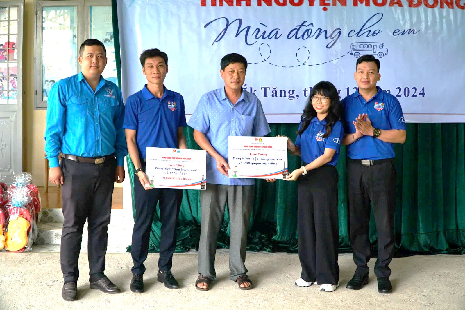 Có thể là hình ảnh về 5 người và văn bản