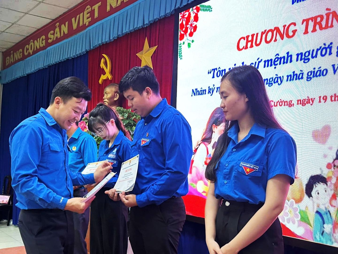 Có thể là hình ảnh về 3 người và văn bản