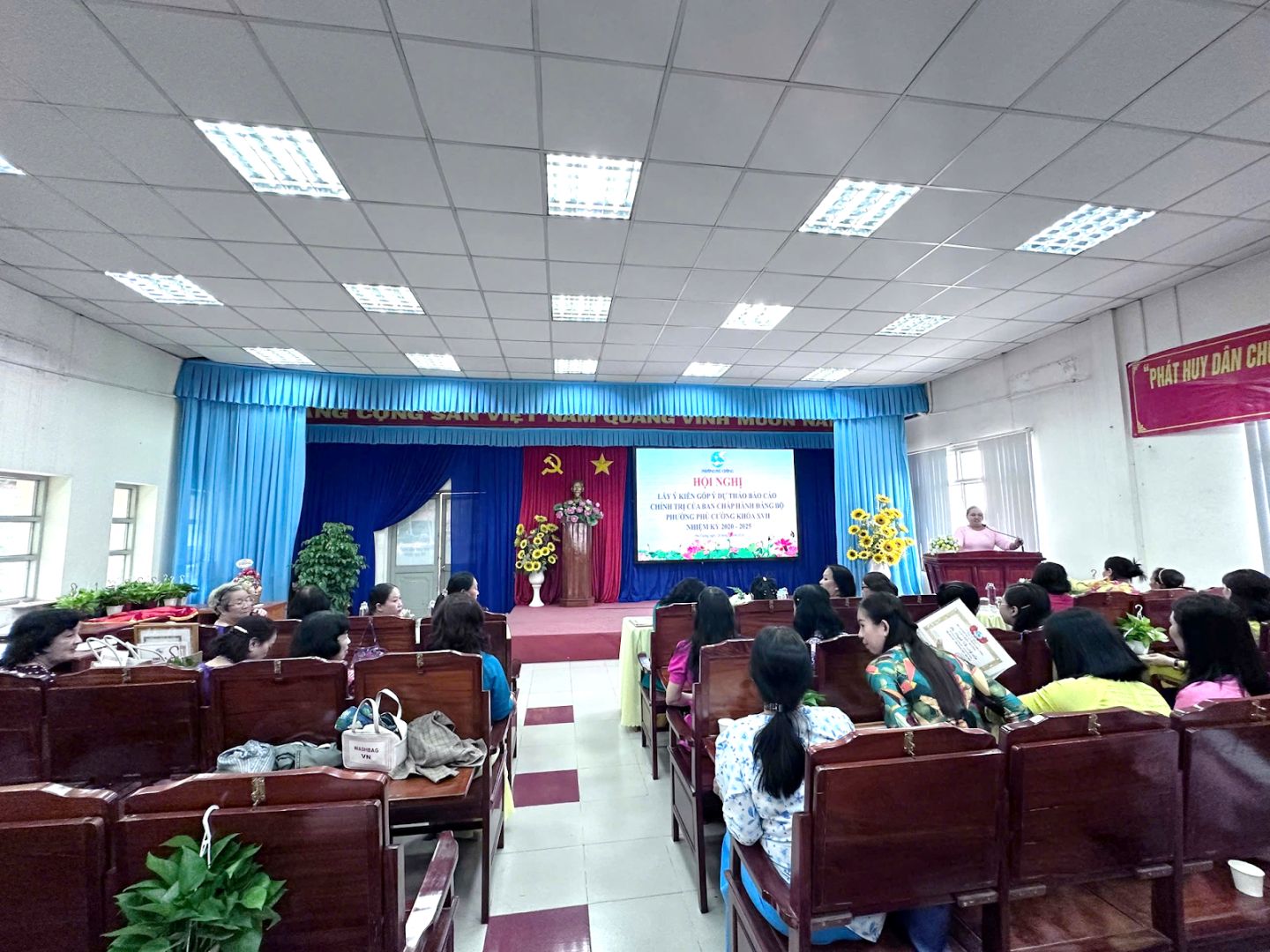 Có thể là hình ảnh về 8 người, mọi người đang học, cái bục và văn bản