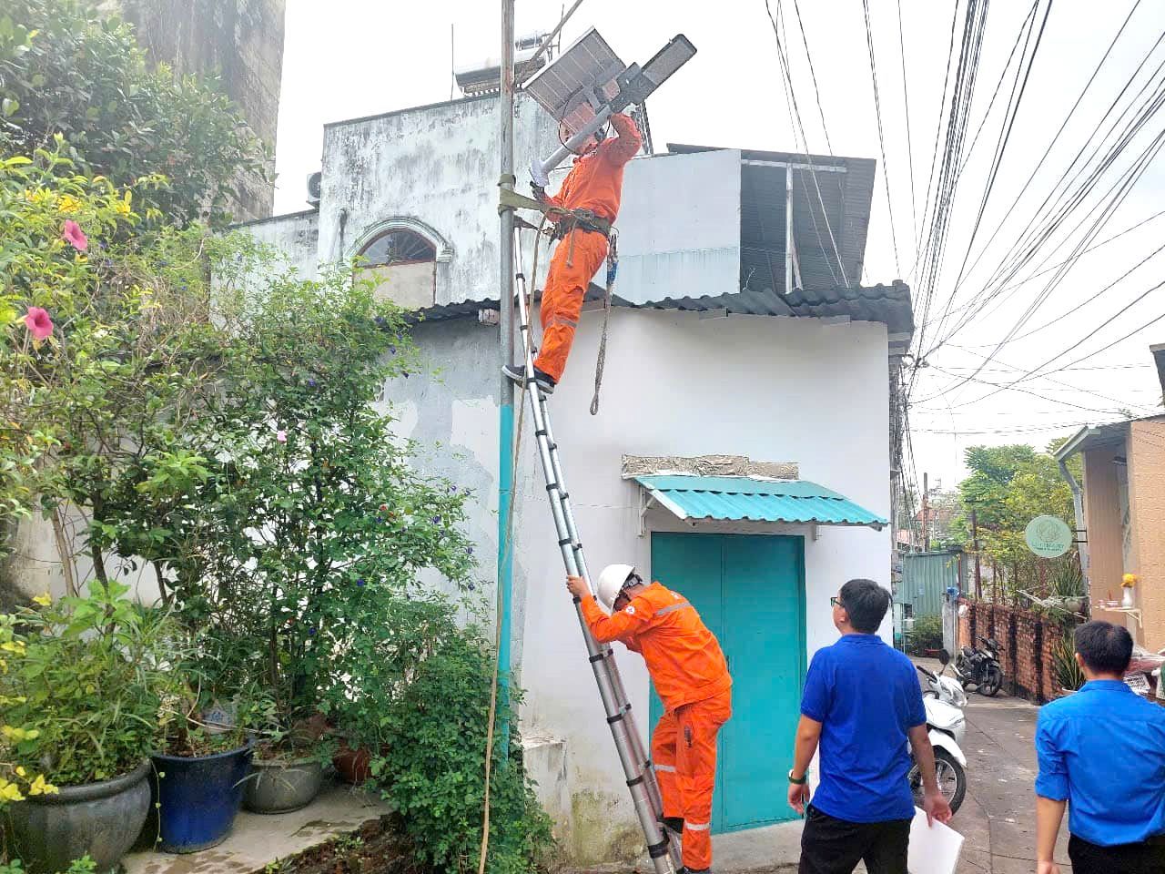 Có thể là hình ảnh về 4 người và mọi người đang leo núi