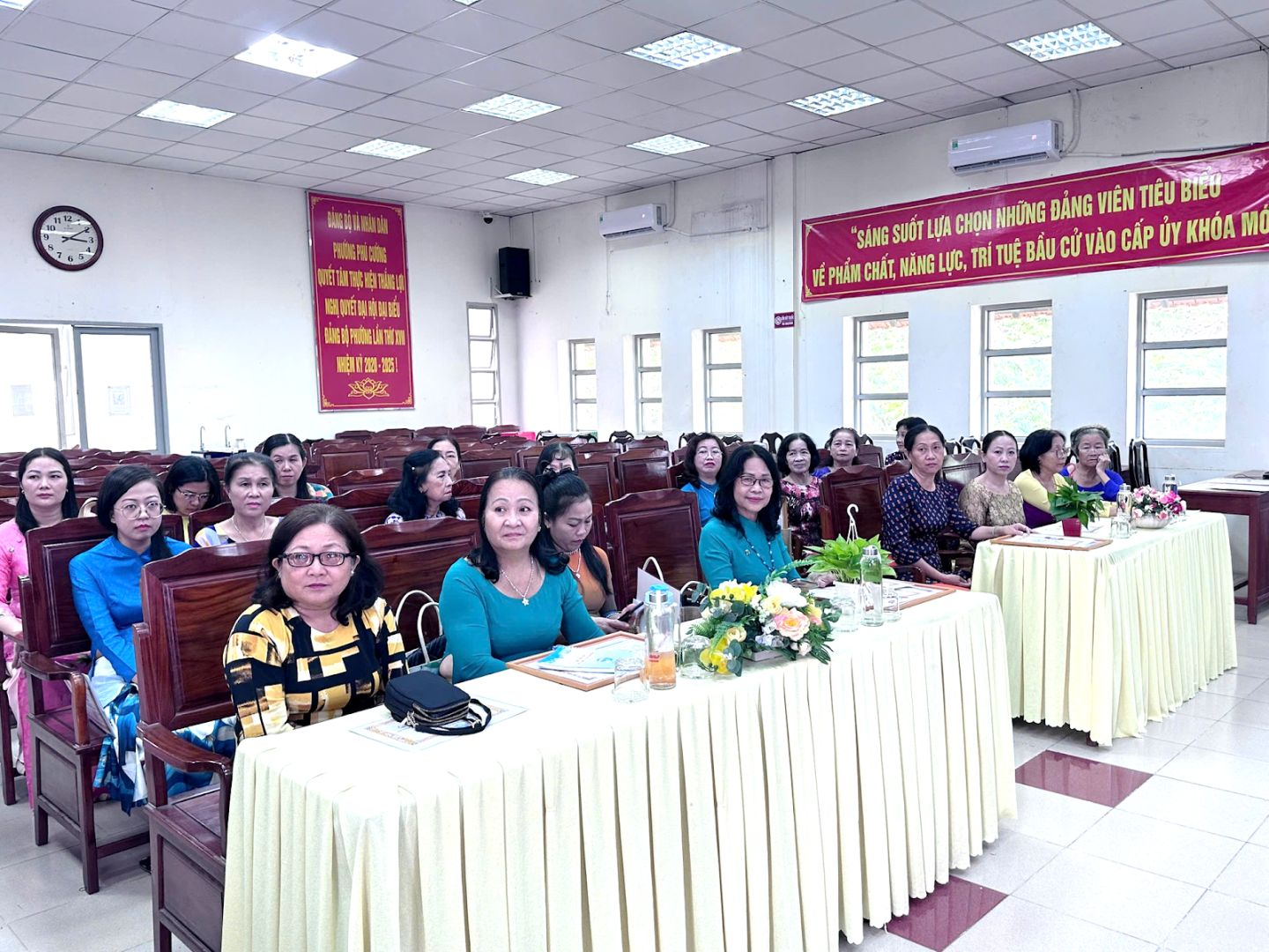 Có thể là hình ảnh về 10 người, mọi người đang học, bàn và văn bản