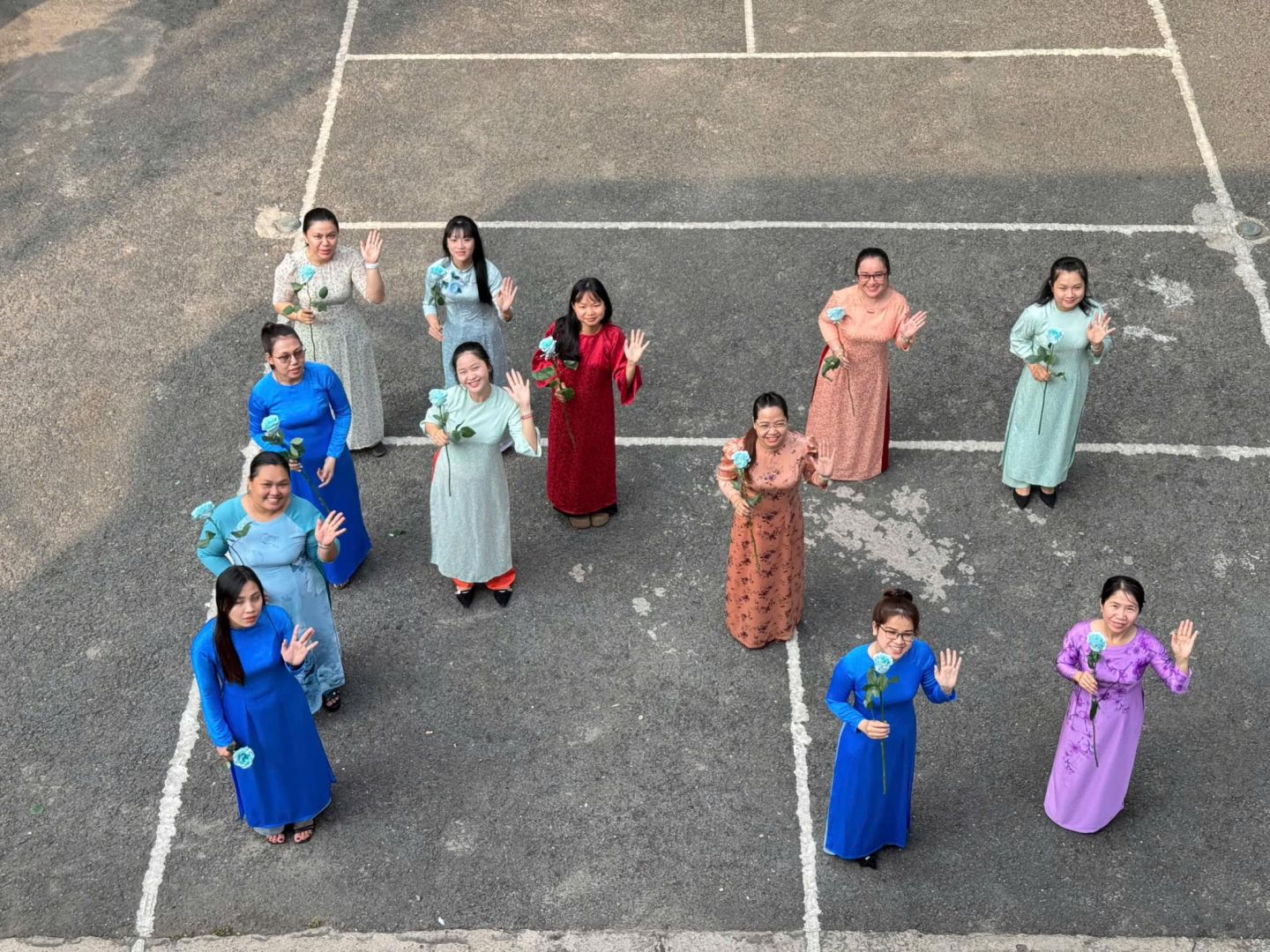 Có thể là hình ảnh về 12 người và đám cưới