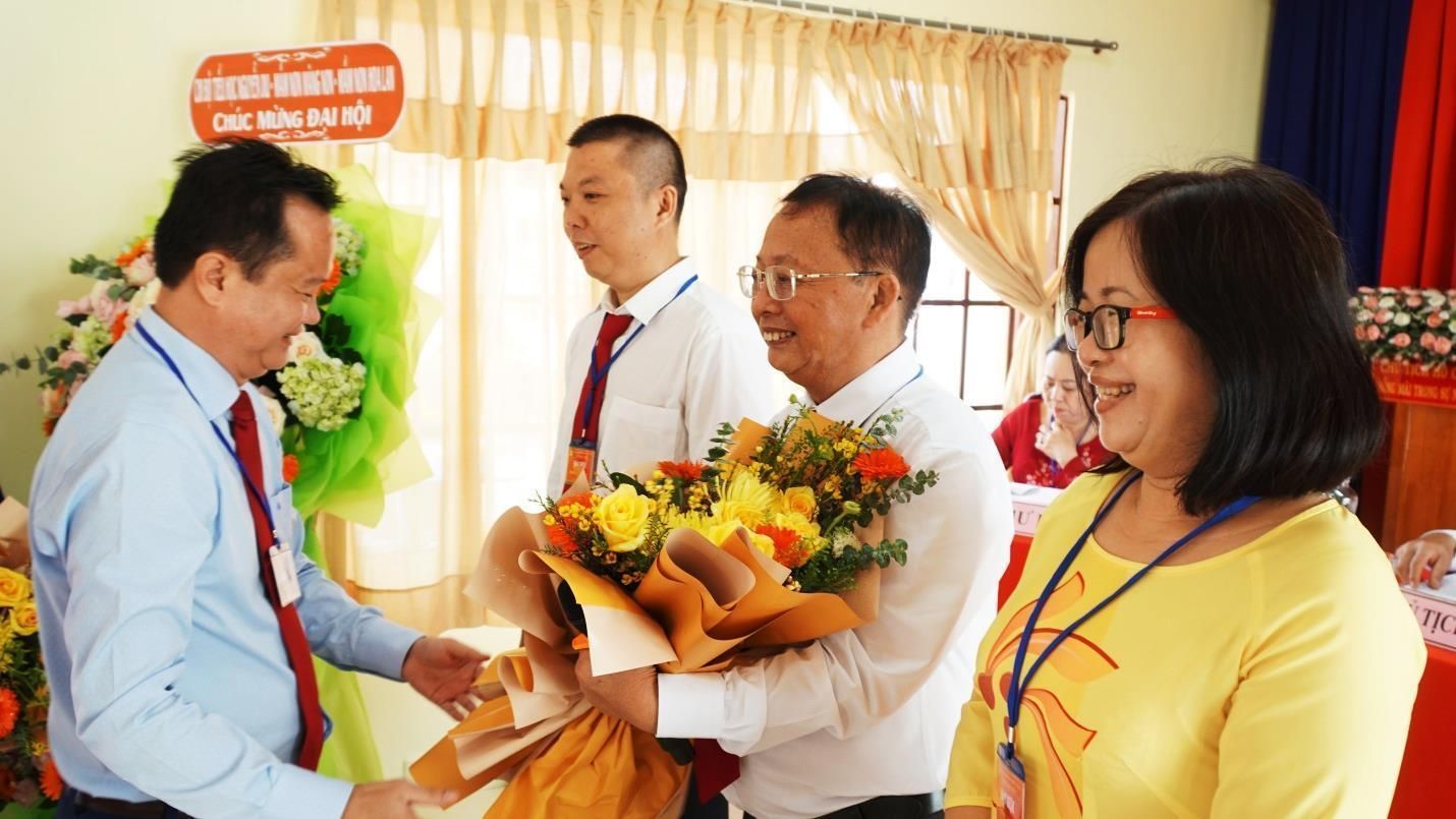 F:\USB PHUONG PHU CUONG\Hinh Hoat dong Dang uy - HDND - UBND - MTTQ\Dang uy\DH DANG BO 2025 - 2030\Hình Đại hội các chi bộ\Khu 8_03-11-2024\Bầu cử và Ra mắt Đại hội_Đại biểu dự cấp trên\DSC07597.JPG
