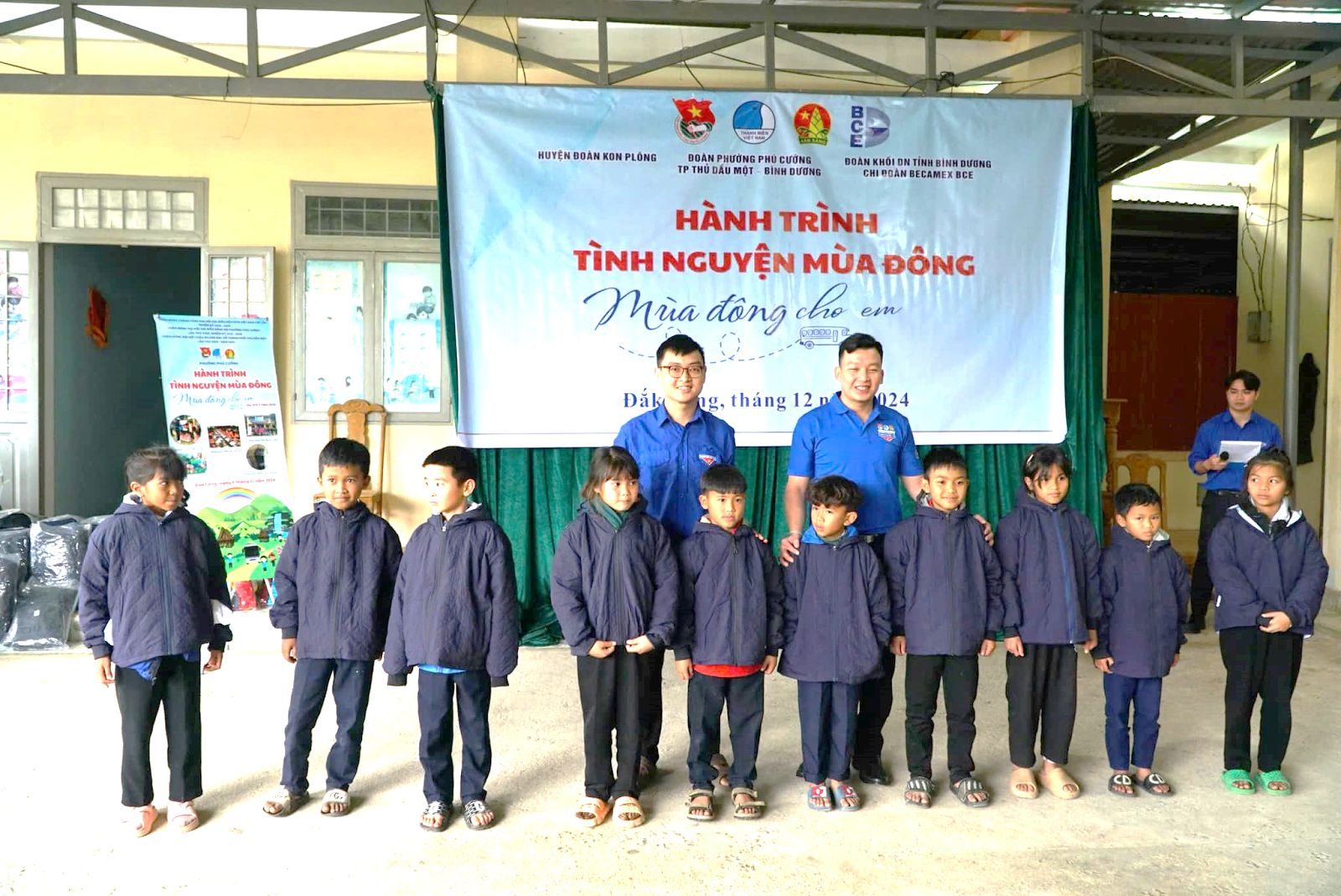 Có thể là hình ảnh về 12 người và văn bản