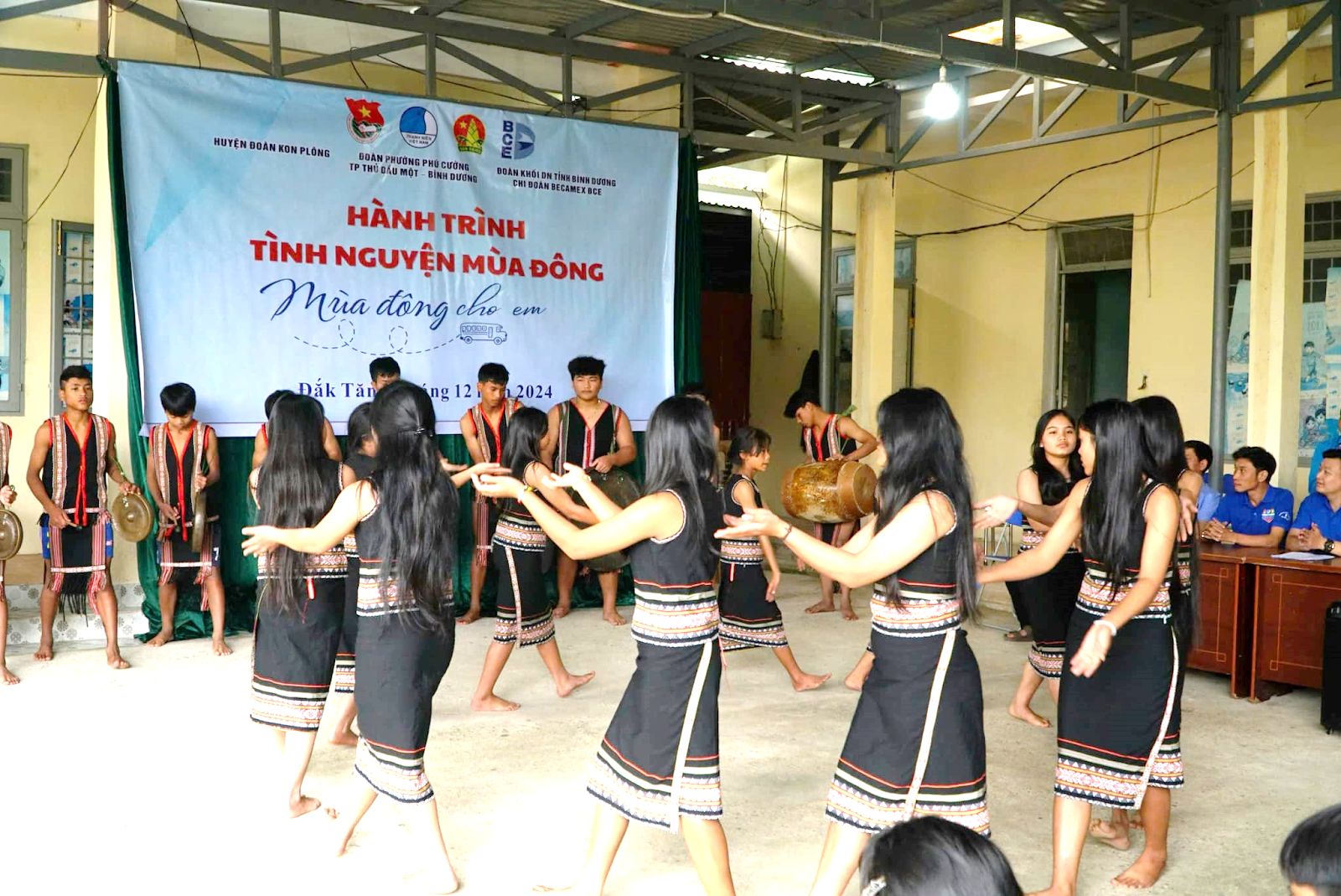 Có thể là hình ảnh về 11 người, mọi người đang khiêu vũ và văn bản