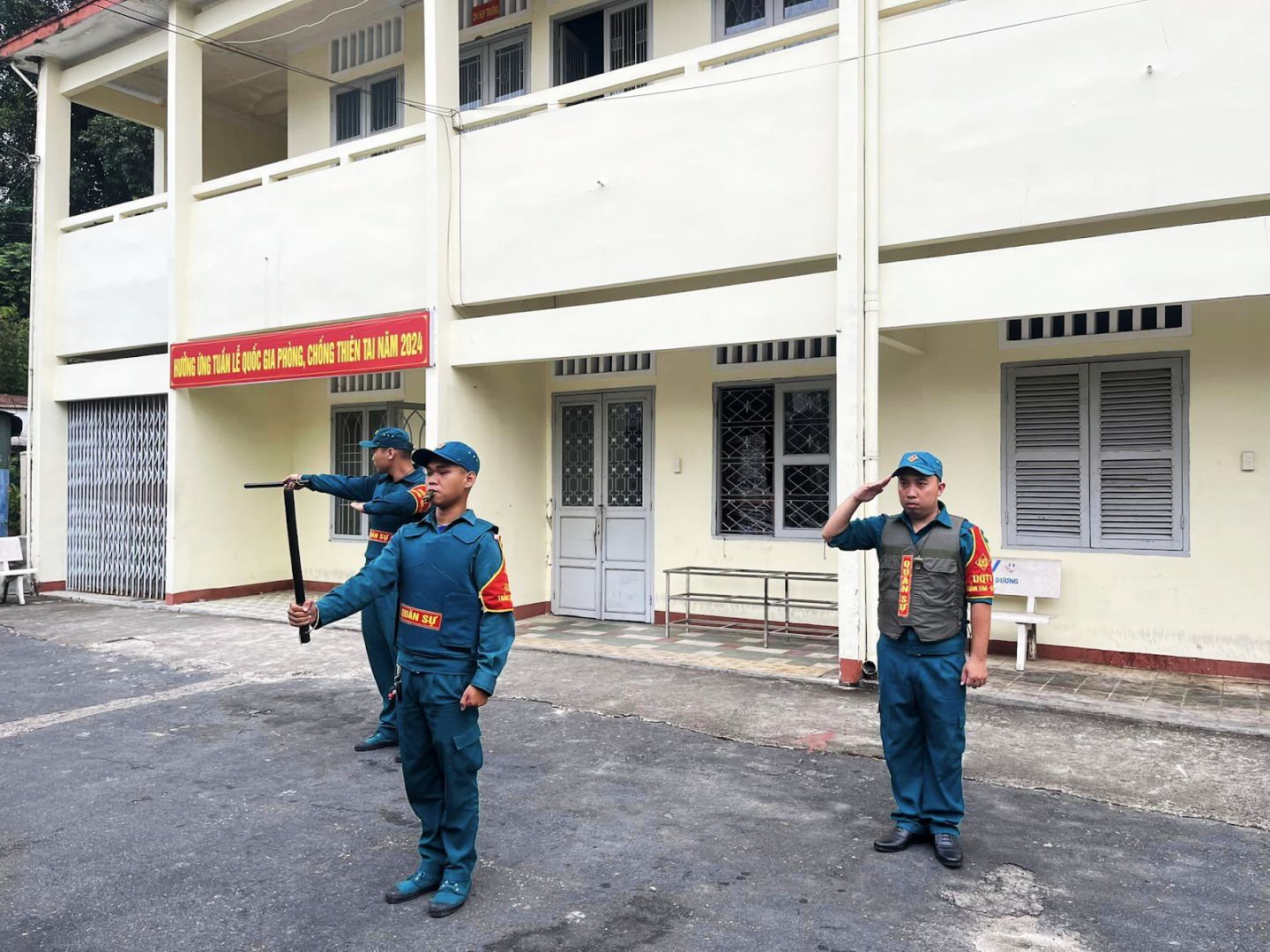 Có thể là hình ảnh về 2 người