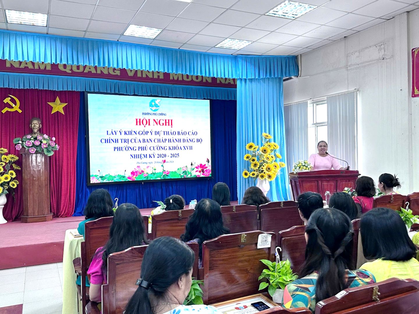 Có thể là hình ảnh về 11 người, cái bục và văn bản