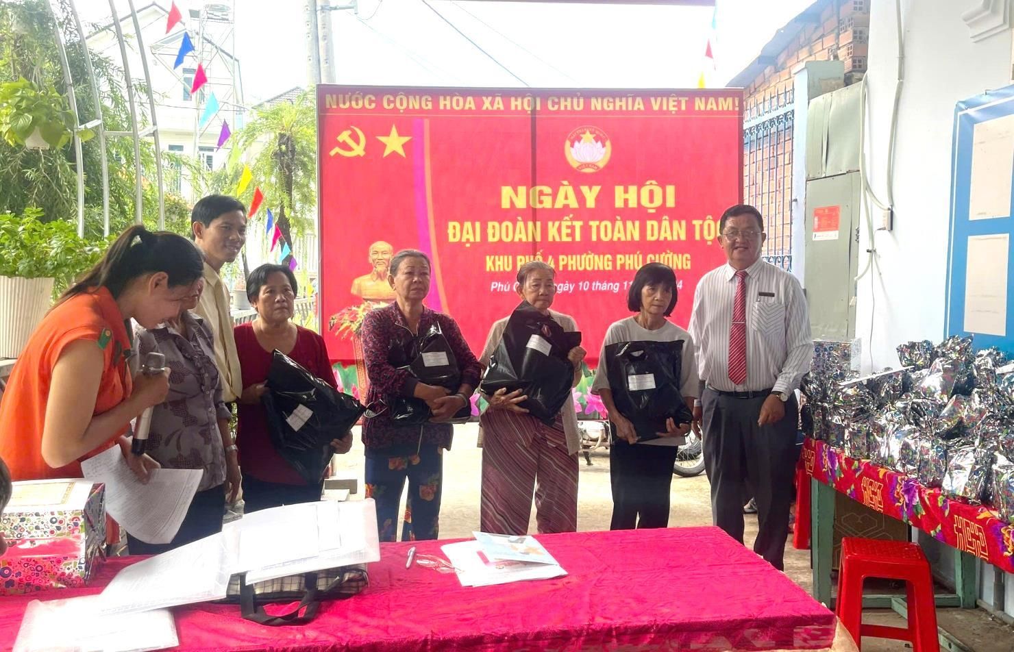 C:\Users\User\Downloads\Đại đoàn kết 2024\Khu 04\z6017173794723_280b50c815f4fa5da919cc7d1af608bc.jpg