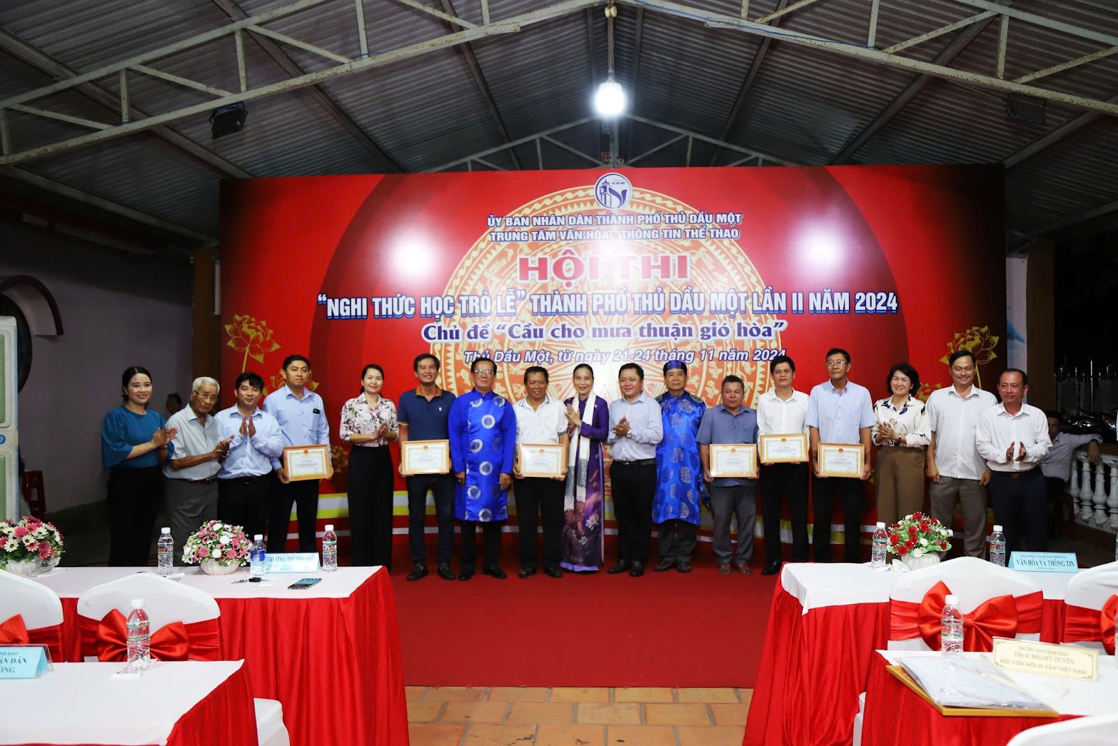 Có thể là hình ảnh về 16 người và văn bản